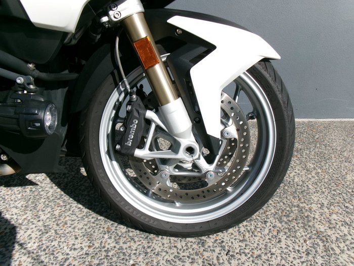 2024 BMW Motorrad R 1250 RT Alpine White 3