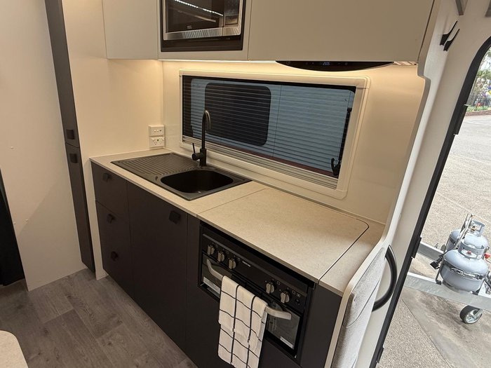 2025 New Age Caravans 19' Roadowl Escape Ro19be