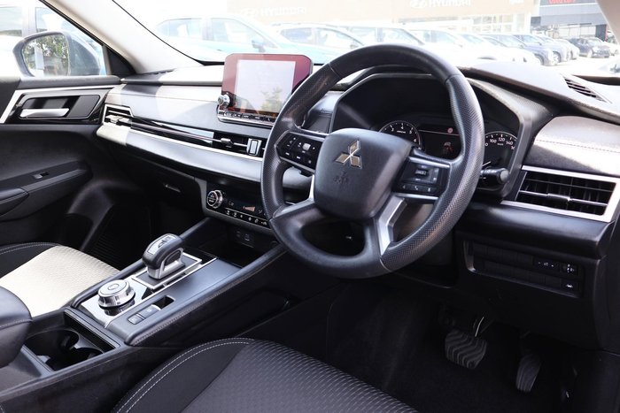 2024 Mitsubishi Outlander ES