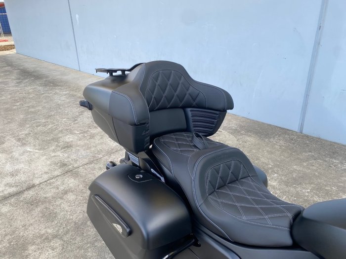 2025 Indian PURSUIT DARK HORSE 112 + RA Black