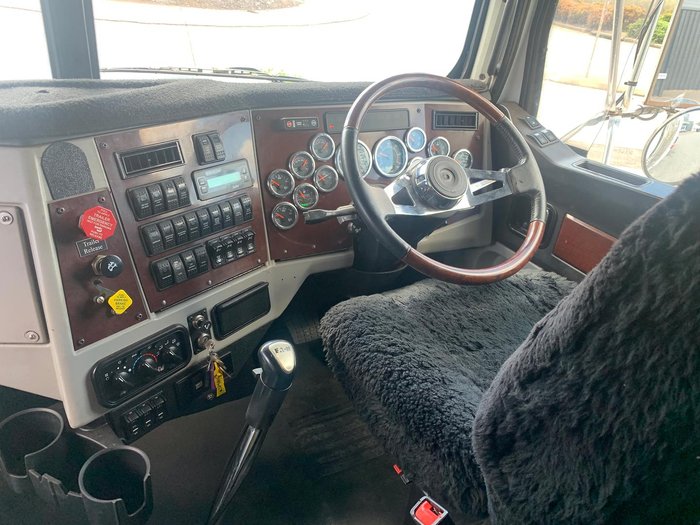 2018 Western Star 4900 Series 4900FXC White