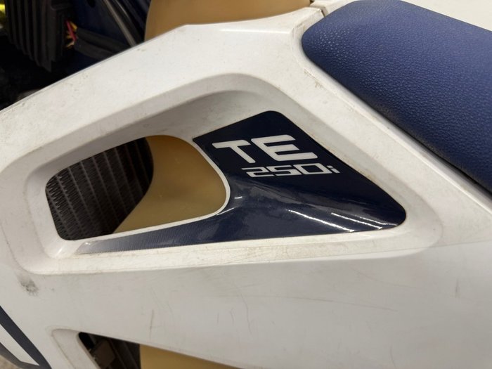 2019 Husqvarna TE250i White