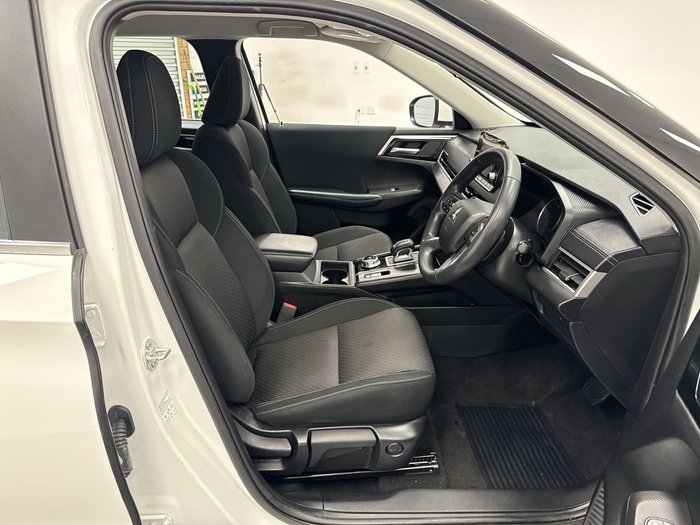 2024 Mitsubishi Outlander ES