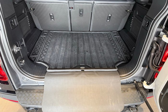 2023 Land Rover Defender 110 D300 SE