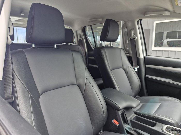 2025 Toyota Hilux SR5 48V