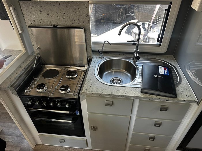 2019 JB Caravans Gator X 17'10 Single Axle Cafe Dinette
