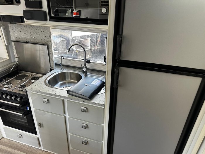 2019 JB Caravans Gator X 17'10 Single Axle Cafe Dinette