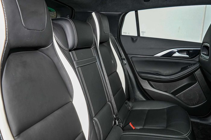 2016 INFINITI Q30 Sport Premium