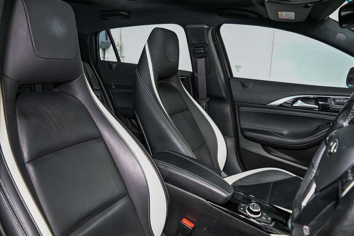 2016 INFINITI Q30 Sport Premium