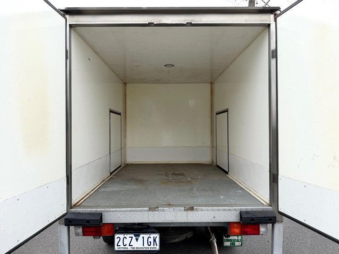 2018 Toyota Hilux Workmate TGN121R 4x2 Glacier White