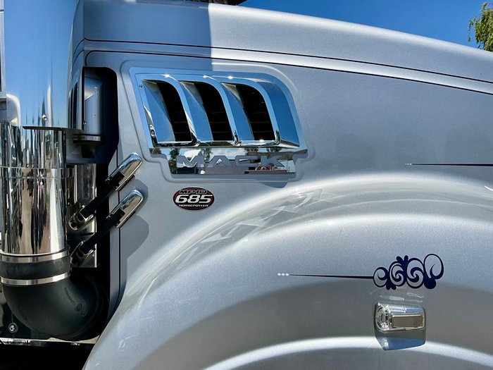 2023 Mack Superliner M