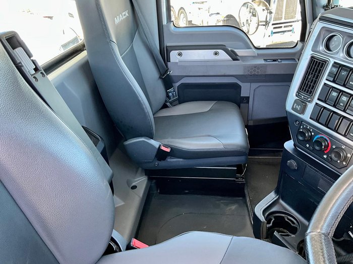 2023 Mack Superliner M