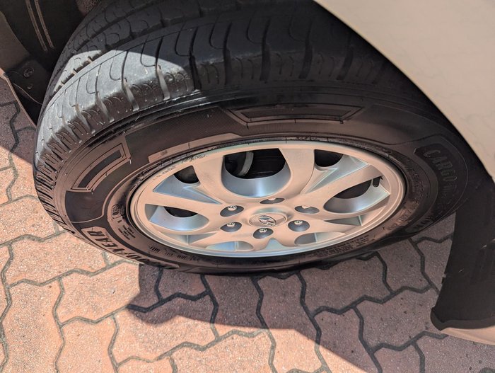 2011 Hyundai iMax TQ-W Ceramic White