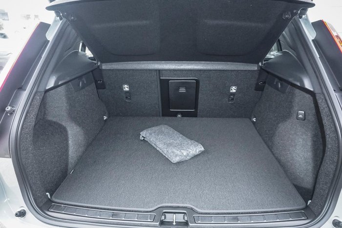 2025 Volvo XC40 Plus B4