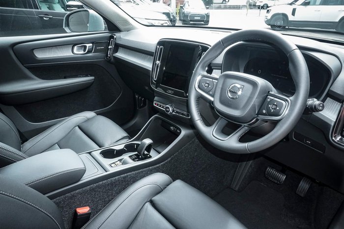 2025 Volvo XC40 Plus B4