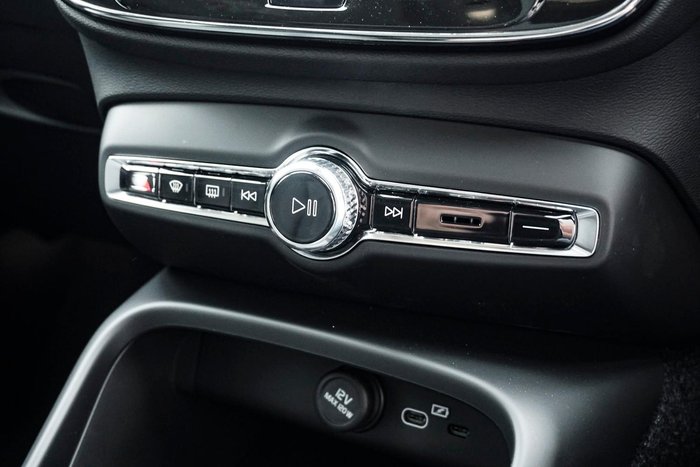 2025 Volvo XC40 Plus B4