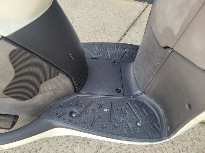 2010 APRILIA SPORTCITY CUBE 300 WHITE