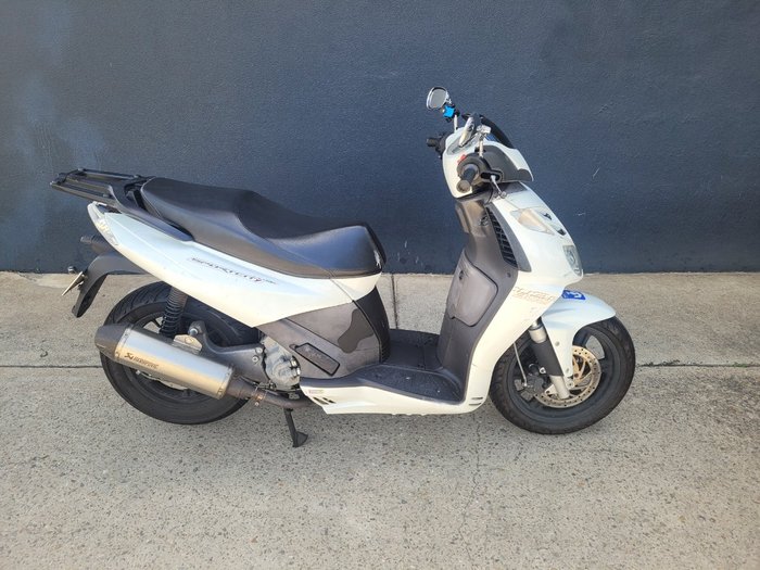 2010 APRILIA SPORTCITY CUBE 300 WHITE