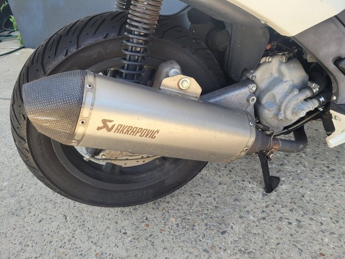 2010 APRILIA SPORTCITY CUBE 300 WHITE