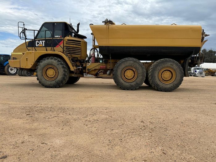 2005 Caterpillar 725