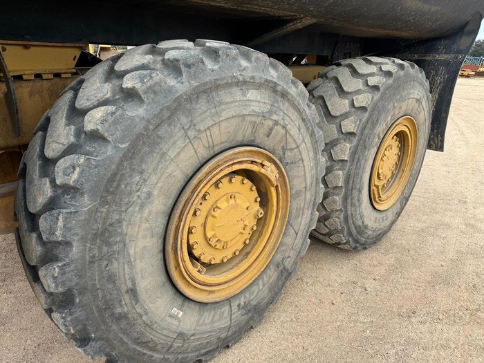 2005 Caterpillar 725