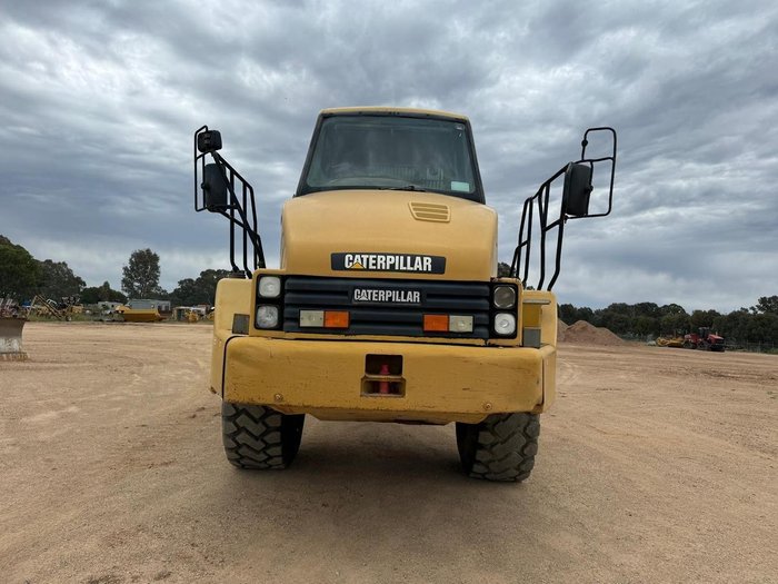 2005 Caterpillar 725