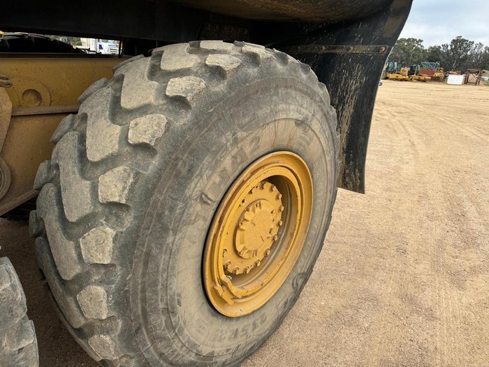 2005 Caterpillar 725