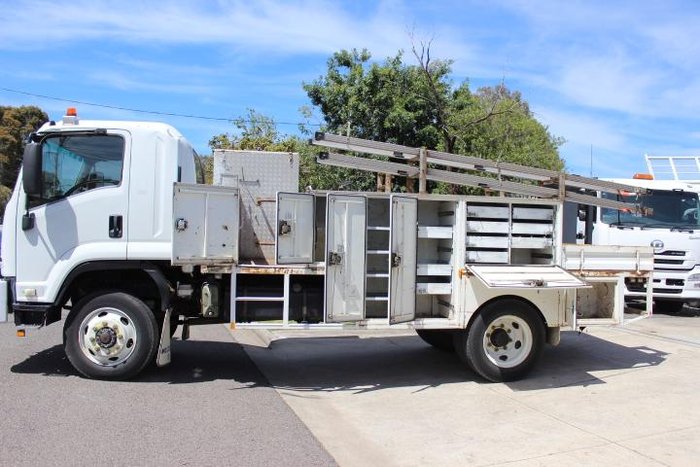 2011 Isuzu F Series FSS 550 WHITE