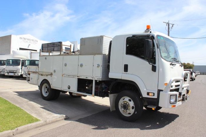2011 Isuzu F Series FSS 550 WHITE
