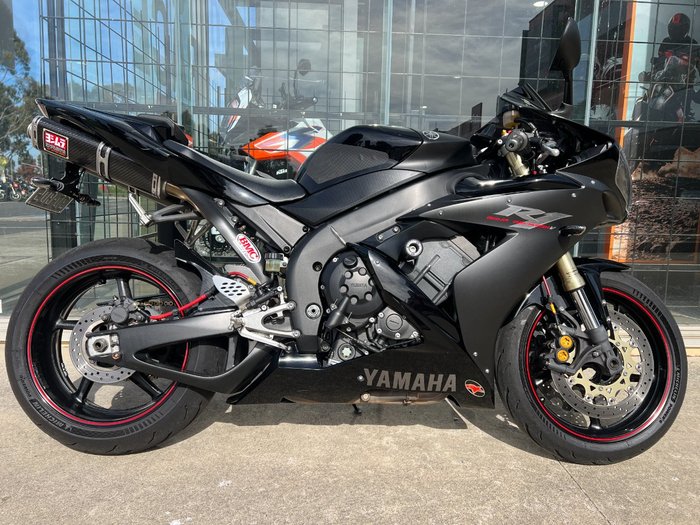 2005 Yamaha YZF-R1 BLACK