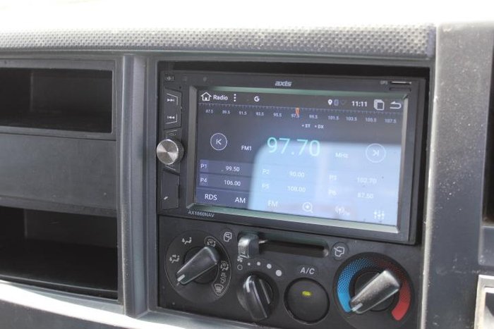 2011 Isuzu F Series FSS 550 WHITE