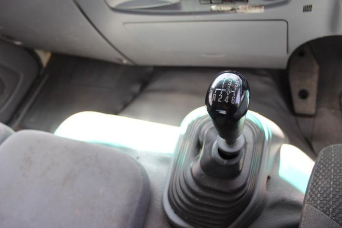 2011 Isuzu F Series FSS 550 WHITE