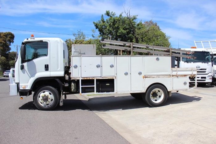 2011 Isuzu F Series FSS 550 WHITE