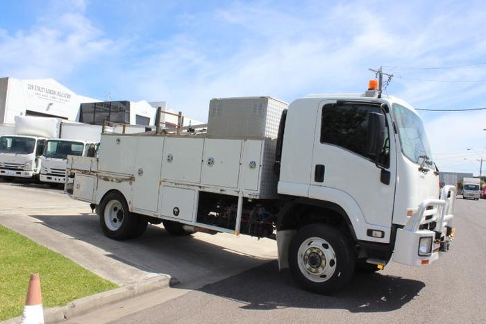 2011 Isuzu F Series FSS 550 WHITE