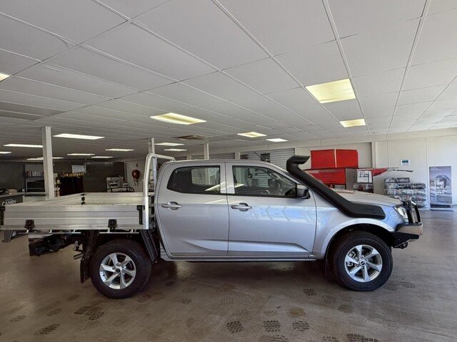 2024 Isuzu D-MAX 2024 Isuzu D-MAX 4x4 Crew Cab Chassis LSM 3.0L Automatic Mercury Silver (568)