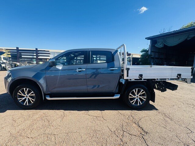 2025 Isuzu D-MAX 2024 Isuzu D-Max 4X4 Crew Cab Chassis-3.0L Turbo Diesel Automatic 92025 Build) Granite Grey (588)