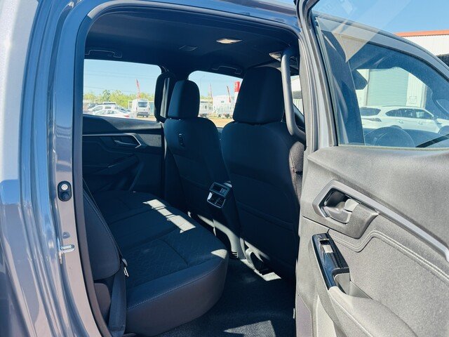 2025 Isuzu D-MAX 2024 Isuzu D-Max 4X4 Crew Cab Chassis-3.0L Turbo Diesel Automatic 92025 Build) Granite Grey (588)