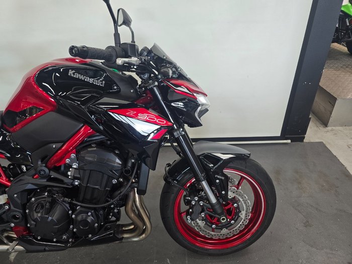 2024 Kawasaki Z900 (ZR900) Red