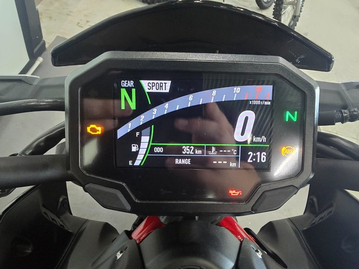 2024 Kawasaki Z900 (ZR900) Red