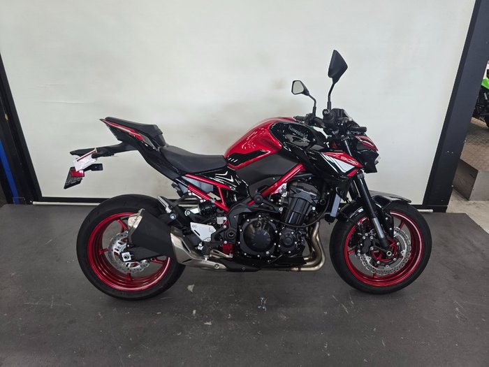 2024 Kawasaki Z900 (ZR900) Red