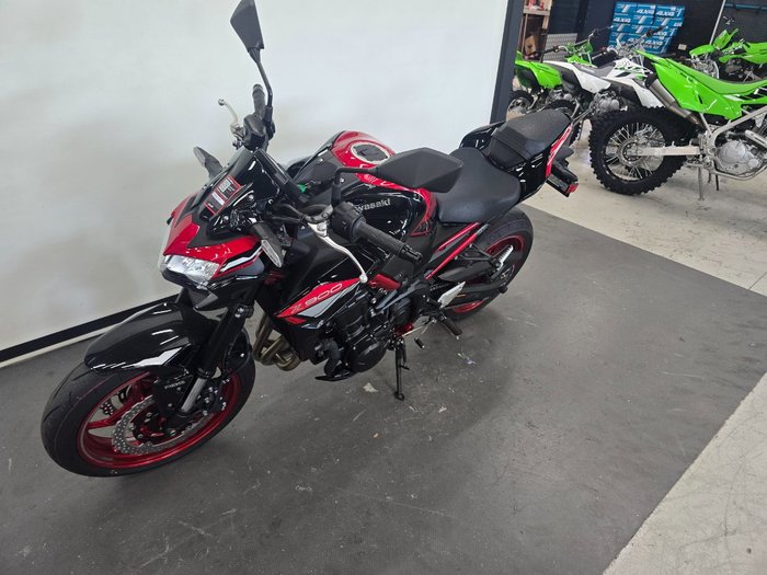 2024 Kawasaki Z900 (ZR900) Red