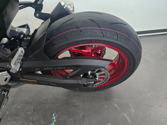 2024 Kawasaki Z900 (ZR900) Red