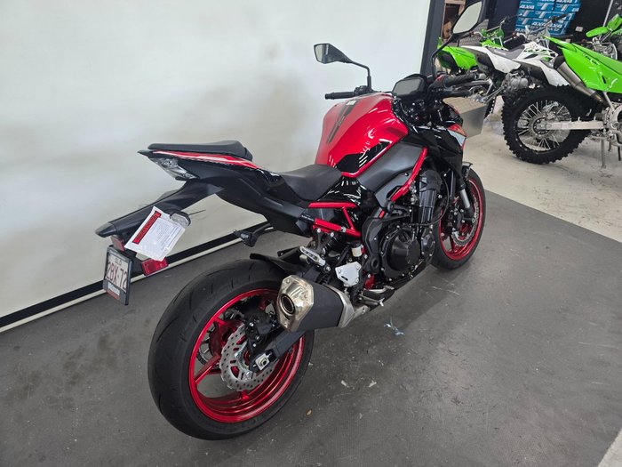 2024 Kawasaki Z900 (ZR900) Red