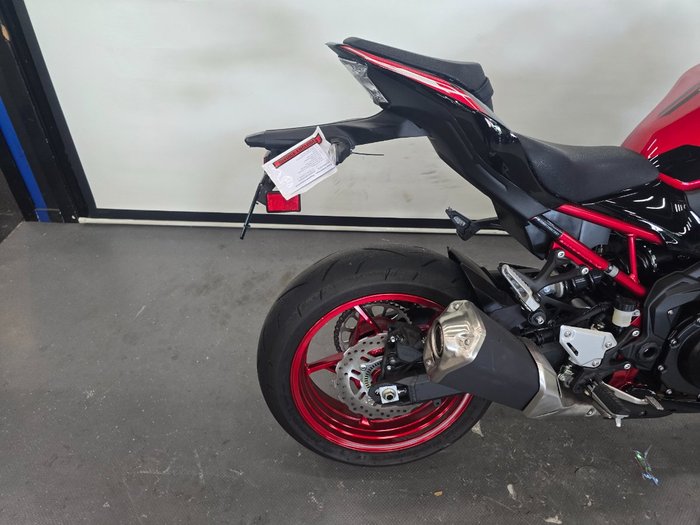 2024 Kawasaki Z900 (ZR900) Red