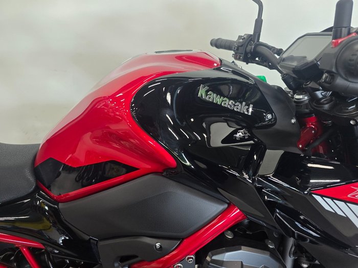 2024 Kawasaki Z900 (ZR900) Red