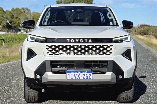 2025 Toyota Hilux SR5 48V