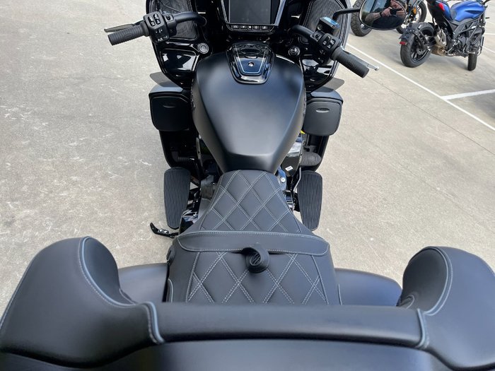 2025 Indian PURSUIT DARK HORSE PREMIUM Black