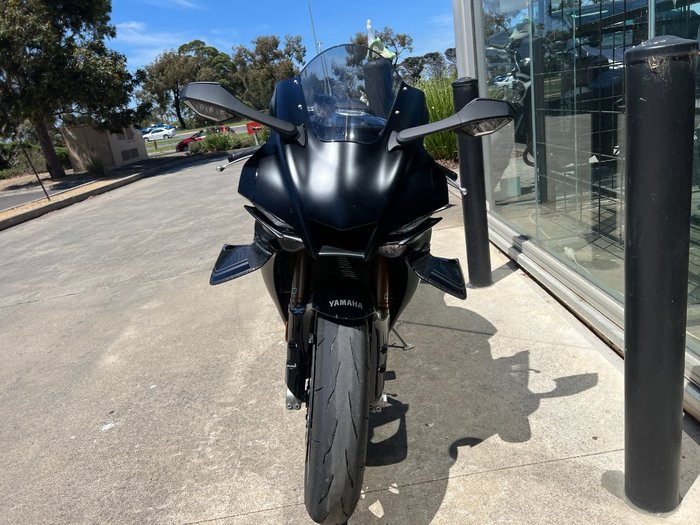 2025 Yamaha YZF-R1 BLACK