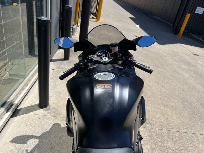 2025 Yamaha YZF-R1 BLACK