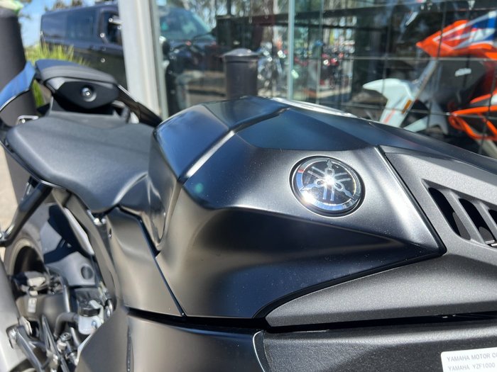 2025 Yamaha YZF-R1 BLACK